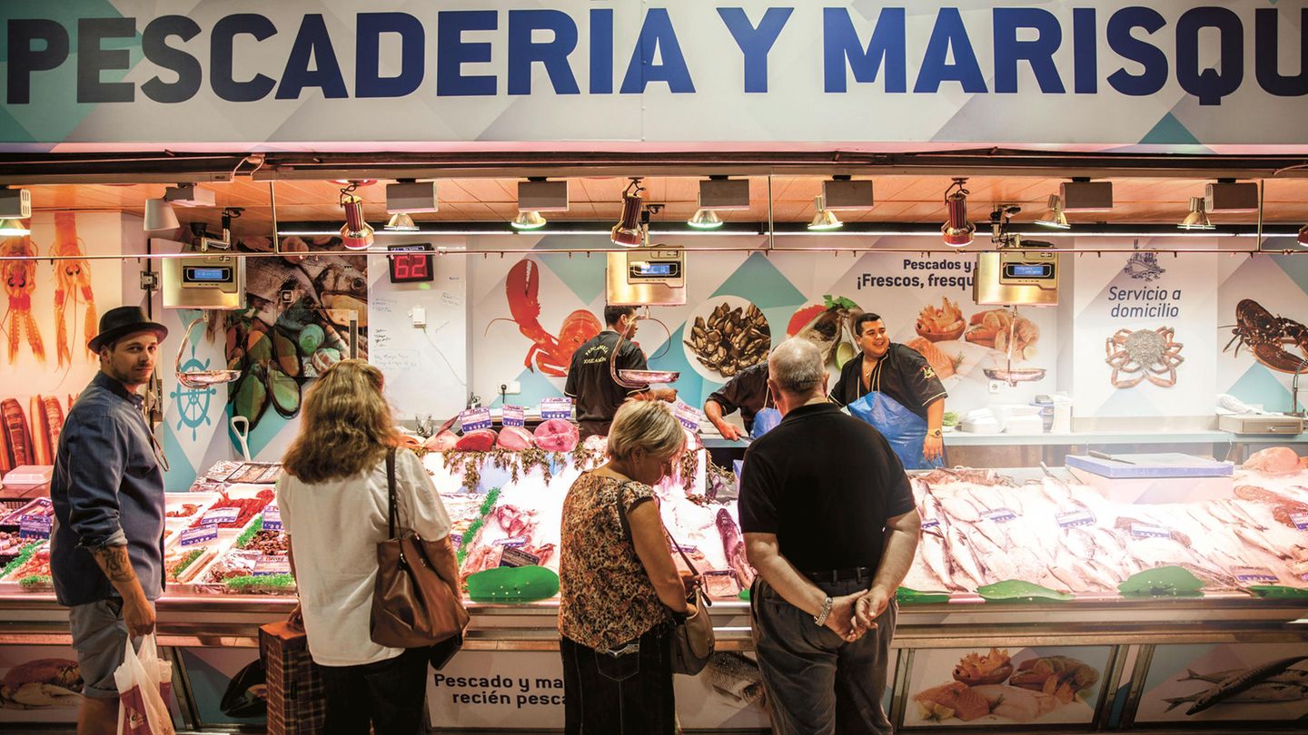 Drei Geheimtipps für den Mercado de la Paz in MadridSpeisetipp: Eine der zahlreichen Kroketten bei der Croqueteria "Deli&Croq". Wildeste Kombinationen, frisch in Rapsöl frittiert.Getränketipp: Ein frisch gezapftes Glas San Miguel an der großen Marktbar.Vorher noch nie gesehen: Entenmuscheln. Aufregend, aber speziell.