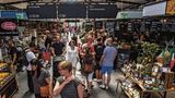 Drei Geheimtipps für die Tovernhallerne in KopenhagenCommunity Tables: Alle essen gemeinsam an gemischten Tischen und räumen zusammen auf. So geht Markt.Speisetipp: Die besten Smørrebrød gibt es bei Hallernes an sieben Tagen die Woche. Bei größeren Mengen unbedingt anrufen und vorbestellen. Die Stullen sind beliebt.Getränketipp: Craft Beer bei Mette am Stand Mikkeller & Friends.