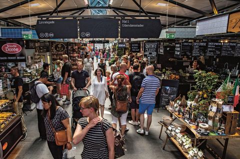 Drei Geheimtipps für die Tovernhallerne in KopenhagenCommunity Tables: Alle essen gemeinsam an gemischten Tischen und räumen zusammen auf. So geht Markt.Speisetipp: Die besten Smørrebrød gibt es bei Hallernes an sieben Tagen die Woche. Bei größeren Mengen unbedingt anrufen und vorbestellen. Die Stullen sind beliebt.Getränketipp: Craft Beer bei Mette am Stand Mikkeller & Friends.