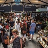 Drei Geheimtipps für die Tovernhallerne in KopenhagenCommunity Tables: Alle essen gemeinsam an gemischten Tischen und räumen zusammen auf. So geht Markt.Speisetipp: Die besten Smørrebrød gibt es bei Hallernes an sieben Tagen die Woche. Bei größeren Mengen unbedingt anrufen und vorbestellen. Die Stullen sind beliebt.Getränketipp: Craft Beer bei Mette am Stand Mikkeller & Friends.