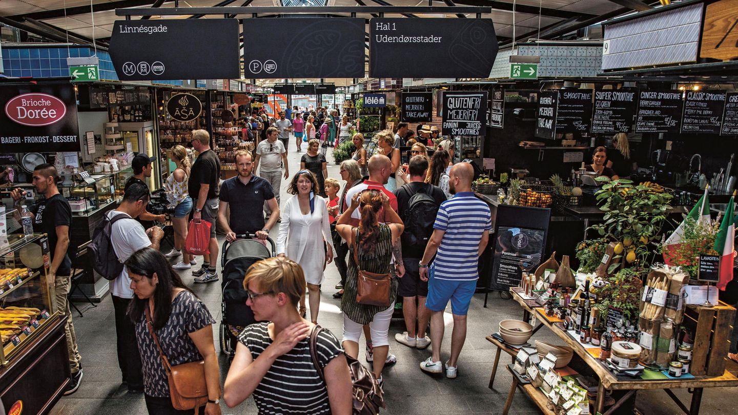 Drei Geheimtipps für die Tovernhallerne in KopenhagenCommunity Tables: Alle essen gemeinsam an gemischten Tischen und räumen zusammen auf. So geht Markt.Speisetipp: Die besten Smørrebrød gibt es bei Hallernes an sieben Tagen die Woche. Bei größeren Mengen unbedingt anrufen und vorbestellen. Die Stullen sind beliebt.Getränketipp: Craft Beer bei Mette am Stand Mikkeller & Friends.