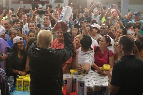 Hurrikan-Opfer in Puerto Rico: Peinlicher Auftritt: Trump wirft Hilfsgüter wie Basketbälle und spielt Schäden herunter