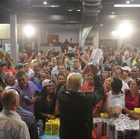 Hurrikan-Opfer in Puerto Rico: Peinlicher Auftritt: Trump wirft Hilfsgüter wie Basketbälle und spielt Schäden herunter