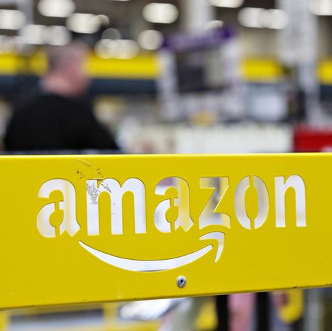 Amazon-Logo in einem Lagerhaus