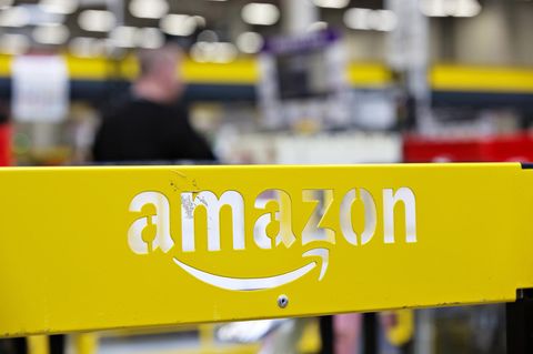 Amazon-Logo in einem Lagerhaus