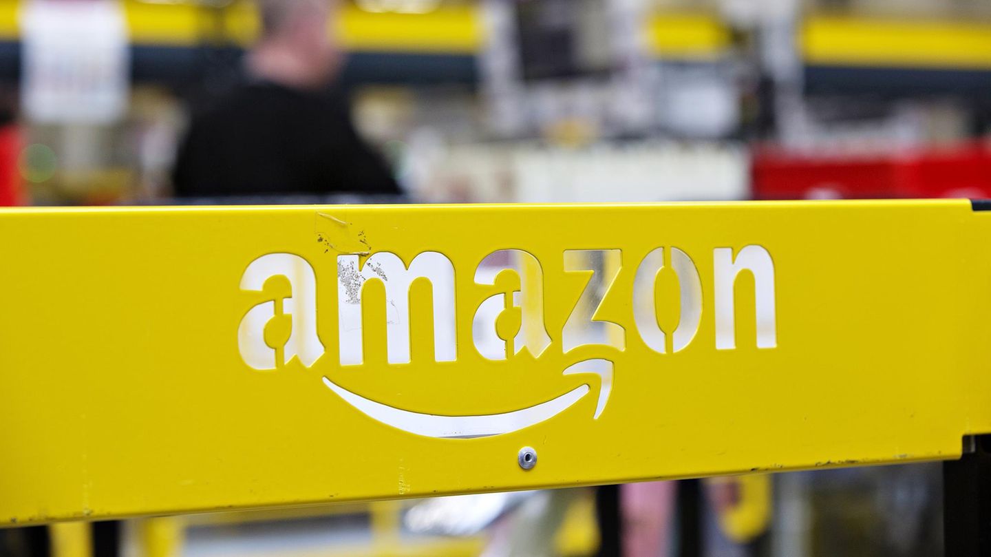 Amazon-Logo in einem Lagerhaus