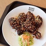 Schön scharf: Die Janchi Korean Kitchen bietet diese Zubereitungsart für Hühnerschenkel, die sich Crispy Korean Fried Chicken nennt.
