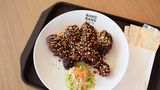 Schön scharf: Die Janchi Korean Kitchen bietet diese Zubereitungsart für Hühnerschenkel, die sich Crispy Korean Fried Chicken nennt.