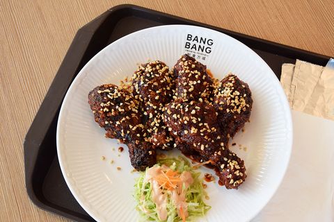 Schön scharf: Die Janchi Korean Kitchen bietet diese Zubereitungsart für Hühnerschenkel, die sich Crispy Korean Fried Chicken nennt.