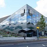 Von außen möchte der zweckmäßige Bau mit moderner Architektur beeindrucken: Das wie von Frank Gehry inspirierte Gebäude ist ein Werk des Londoner Architekturbüros Stiff + Trevillion.