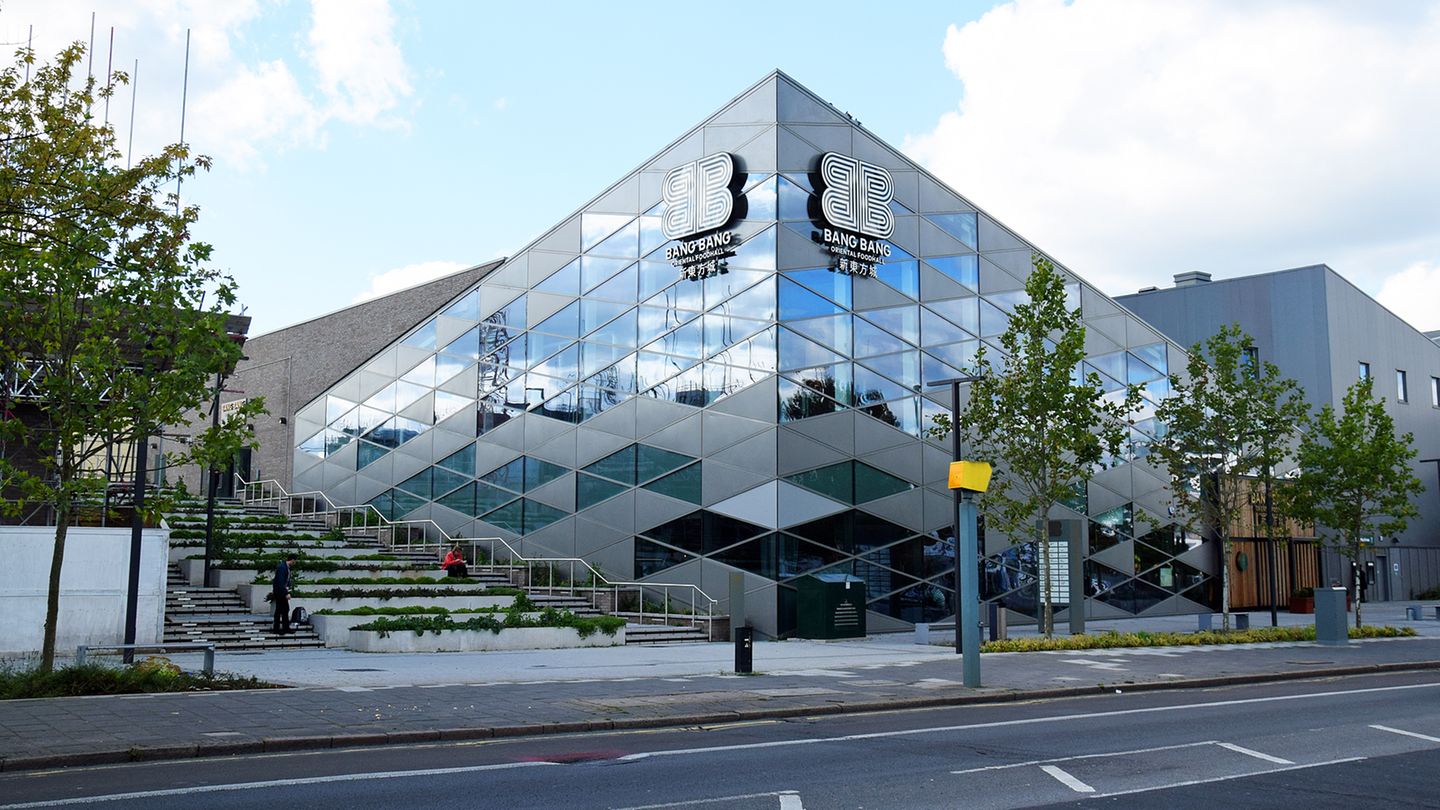 Von außen möchte der zweckmäßige Bau mit moderner Architektur beeindrucken: Das wie von Frank Gehry inspirierte Gebäude ist ein Werk des Londoner Architekturbüros Stiff + Trevillion.