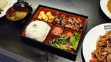 Schnell zu den Stäbchen greifen und probieren: Einer der japanischen Stände wie Ichiban hat sich auf Yakitori und Katsu Curry spezialisiert.