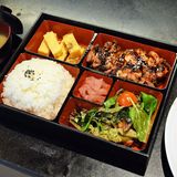 Schnell zu den Stäbchen greifen und probieren: Einer der japanischen Stände wie Ichiban hat sich auf Yakitori und Katsu Curry spezialisiert.