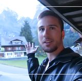 Ich bin Elias Wagner und wage mich für stern.de zum ersten Mal ins Hochgebirge. Wandern ist für mich kein Thema, den Jakobsweg habe ich schon gemeistert und auch Höhe ist mir als Pilot nicht fremd. Noch stehe ich am Fuße der Berge im Schweizer Ort Grindelwald. Es geht hoch zum Eiger. Nicht in die berüchtigste Nordwand, sondern einen Weg daran vorbei.