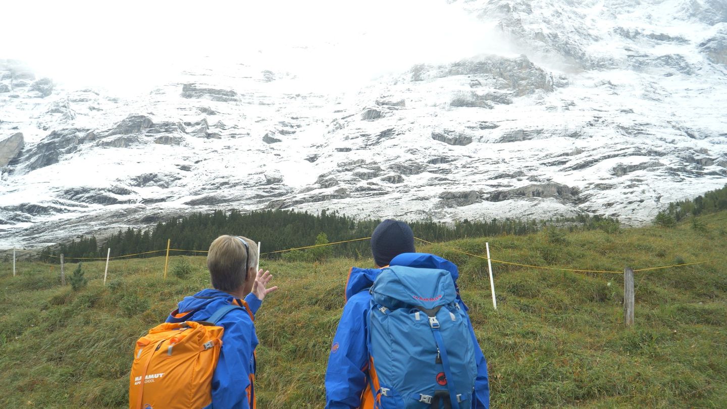 Da soll es hoch gehen. Ich blicke voller Zuversicht auf die  berühmte Eigener Nordwand. Neben mir mein Bergführer Markus Wey.