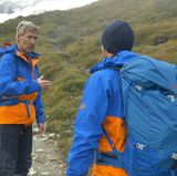 Bergführer Markus Wey rät mir in seinem beruhigenden Schweizer Dialekt, nicht übermütig zu werden. Immer schön langsam, Schritt für Schritt, kontrolliert atmen. Ansonsten reicht die Kraft bis zu unserer ersten Etappe womöglich nicht.