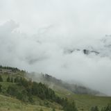 Schon ein paar Höhenmeter sind geschafft. Der Blick zurück ins Tal. Das Wetter verschlechtert sich.