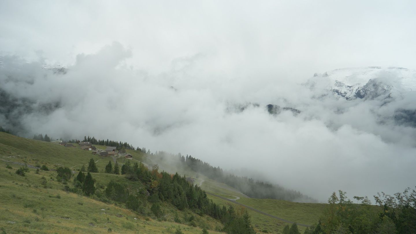 Schon ein paar Höhenmeter sind geschafft. Der Blick zurück ins Tal. Das Wetter verschlechtert sich.