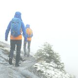 Das Wetter kippt. Es wird kälter, nasser, stürmischer.  Die Augen sind auf den Boden gerichtet. Auf dem rutschigen Untergrund muss man aufpassen, wohin man tritt.  Besonders die kleinen Steine in den Felsspalten sind gemein, als ginge man auf Kugellagern.