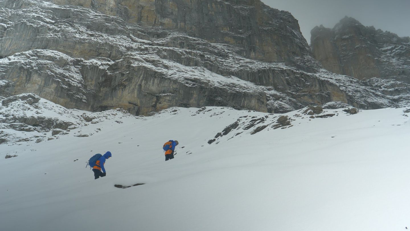 Hochgebrigsklettern: Direkt an der Eigernordwand entlang: Ich merke schon jetzt die Höhe – und meine neuen Bergstiefel. Ich hätte sie doch gründlicher einlaufen sollen. Bereits nach zwei Stunden haben sich Blasen gebildet. Vor allem die an den Fersen tun weh. Beim Abrollen versuche ich, Schmerzen zu vermeiden. Ich gehe nicht mehr gleichmäßig und verschwende so meine Kraft. Ein Fuß setze ich monoton vor den anderen. Bloß nicht schlapp machen, wie peinlich das wäre. Direkt an der Eigernordwand entlang: Ich merke schon jetzt die Höhe – und meine neuen Bergstiefel. Ich hätte sie doch gründlicher einlaufen sollen. Bereits nach zwei Stunden haben sich Blasen gebildet. Vor allem die an den Fersen tun weh. Beim Abrollen versuche ich, Schmerzen zu vermeiden. Ich gehe nicht mehr gleichmäßig und verschwende so meine Kraft. Ein Fuß setze ich monoton vor den anderen. Bloß nicht schlapp machen, wie peinlich das wäre.