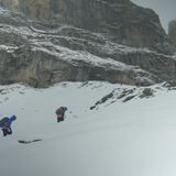 Direkt an der Eigernordwand entlang: Ich merke schon jetzt die Höhe – und meine neuen Bergstiefel. Ich hätte sie doch gründlicher einlaufen sollen. Bereits nach zwei Stunden haben sich Blasen gebildet. Vor allem die an den Fersen tun weh. Beim Abrollen versuche ich, Schmerzen zu vermeiden. Ich gehe nicht mehr gleichmäßig und verschwende so meine Kraft. Ein Fuß setze ich monoton vor den anderen. Bloß nicht schlapp machen, wie peinlich das wäre.