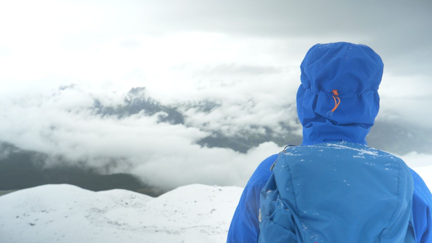 Endlich: Pause mit Panorama. Grandioser Ausblick. Als Flachländer ist das für mich schon atemraubend, dabei sind wir nicht einmal ganz oben. Doch wir sollten die Pause nicht zu lang werden lassen: Das Wetter wird schlechter. Schnee und Windböen kommen auf. 
