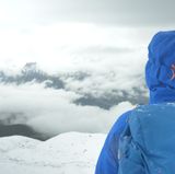 Endlich: Pause mit Panorama. Grandioser Ausblick. Als Flachländer ist das für mich schon atemraubend, dabei sind wir nicht einmal ganz oben. Doch wir sollten die Pause nicht zu lang werden lassen: Das Wetter wird schlechter. Schnee und Windböen kommen auf. 