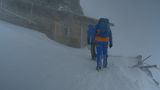 Endlich ist die Etappe geschafft!  Wir sind an der Mönchsjoch-Hütte in 3650 Meter Höhe. Die letzten Meter hatten es in sich. Alles jenseits von 50 Metern verschwand in einer weißen Wand aus Schnee und Wolken. Dazu der scharfe Wind. Ich bin fertig. Die Hütte ist wirklich nur eine Hütte: kein fließendes Wasser, kein Strom, kein Netz, keine Heizung. Warm war es nur im Essensraum durch den Herd. Das Klo war draußen – Hose runter bei minus 15 Grad. Alles egal, nur ab in den Schlafsack. Meine Füße mag ich mir kaum anschauen.