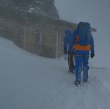 Endlich ist die Etappe geschafft!  Wir sind an der Mönchsjoch-Hütte in 3650 Meter Höhe. Die letzten Meter hatten es in sich. Alles jenseits von 50 Metern verschwand in einer weißen Wand aus Schnee und Wolken. Dazu der scharfe Wind. Ich bin fertig. Die Hütte ist wirklich nur eine Hütte: kein fließendes Wasser, kein Strom, kein Netz, keine Heizung. Warm war es nur im Essensraum durch den Herd. Das Klo war draußen – Hose runter bei minus 15 Grad. Alles egal, nur ab in den Schlafsack. Meine Füße mag ich mir kaum anschauen.