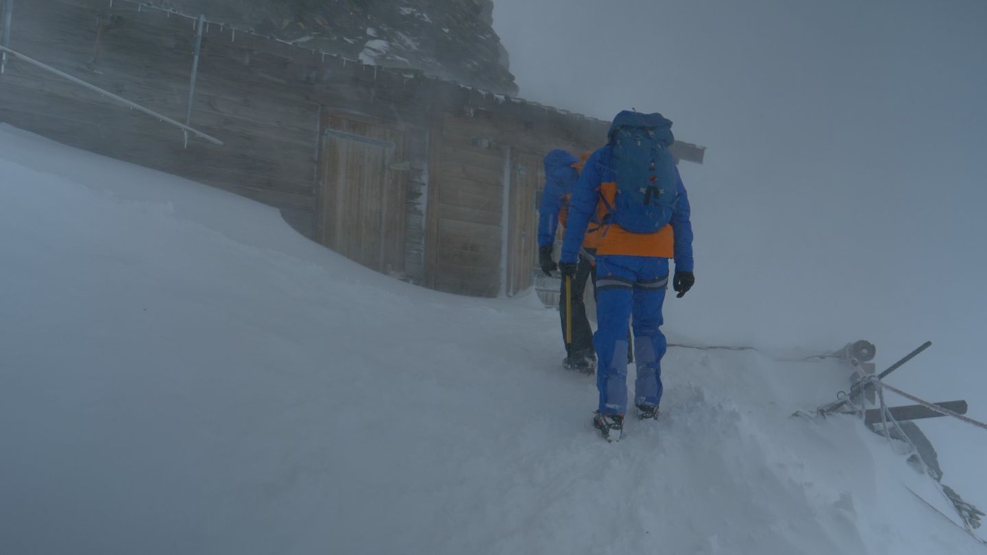 Hochgebrigsklettern: Endlich ist die Etappe geschafft! Wir sind an der Mönchsjoch-Hütte in 3650 Meter Höhe. Die letzten Meter hatten es in sich. Alles jenseits von 50 Metern verschwand in einer weißen Wand aus Schnee und Wolken. Dazu der scharfe Wind. Ich bin fertig. Die Hütte ist wirklich nur eine Hütte: kein fließendes Wasser, kein Strom, kein Netz, keine Heizung. Warm war es nur im Essensraum durch den Herd. Das Klo war draußen – Hose runter bei minus 15 Grad. Alles egal, nur ab in den Schlafsack. Meine Füße mag ich mir kaum anschauen. Endlich ist die Etappe geschafft! Wir sind an der Mönchsjoch-Hütte in 3650 Meter Höhe. Die letzten Meter hatten es in sich. Alles jenseits von 50 Metern verschwand in einer weißen Wand aus Schnee und Wolken. Dazu der scharfe Wind. Ich bin fertig. Die Hütte ist wirklich nur eine Hütte: kein fließendes Wasser, kein Strom, kein Netz, keine Heizung. Warm war es nur im Essensraum durch den Herd. Das Klo war draußen – Hose runter bei minus 15 Grad. Alles egal, nur ab in den Schlafsack. Meine Füße mag ich mir kaum anschauen.