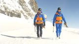 Als wir am Morgen ins Freie traten, hat es mir den Atem verschlagen. Das schlechte Wetter ist einem strahlend blauen Himmel gewichen. Wahnsinn, wie weit man in der kristallklaren Luft schauen kann. Mein Bergführer Markus Wey und ich machen uns auf den Weg zum Gipfel. Jetzt wird es ernst. In den Händen halten wir bereits unsere Steigeisen. Wir werden sie dringend brauchen.