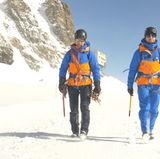 Als wir am Morgen ins Freie traten, hat es mir den Atem verschlagen. Das schlechte Wetter ist einem strahlend blauen Himmel gewichen. Wahnsinn, wie weit man in der kristallklaren Luft schauen kann. Mein Bergführer Markus Wey und ich machen uns auf den Weg zum Gipfel. Jetzt wird es ernst. In den Händen halten wir bereits unsere Steigeisen. Wir werden sie dringend brauchen.