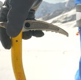Unsere Lebensversicherung: der Eispickel. Er gibt nicht nur Halt beim Klettern, sondern ist die letzte Chance bei Fehltritten. Die Spitze gezackte Seite zeigt immer zum Berg. Sie kann im Notfall ins Eis oder Spalten im Fels gehauen werden. 