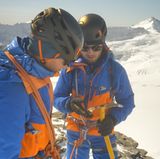 Markus erklärt mir noch einmal genau den Einsatz des Eispickels: Die spitze Seite zeigt immer zum Berg, zum Berg, zum Berg. Die flache Seite ist lediglich Werkzeug, um zum Beispiel Eiszapfen abzuschlagen.