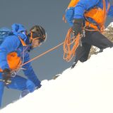 Lass mich in Deine Fußstapfen treten. Markus stiefelt voran, ich trete in seine Spur. Das erleichtert ungemein den Aufstieg im Hochschnee .