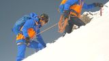 Lass mich in Deine Fußstapfen treten. Markus stiefelt voran, ich trete in seine Spur. Das erleichtert ungemein den Aufstieg im Hochschnee .