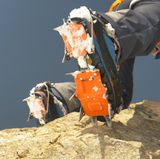 Meine ersten Steigeisen. Die Dinger sind der Wahnsinn. Richtig angelegt, kann man mit ihnen senkrechte Felswände hochgehen. Die Zacken rammt man in die vielen kleinen Spalten und Risse im Fels. Schon bald hatte ich absolutes Vertrauen in meine Kletterhilfen.