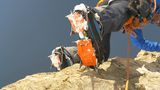 Meine ersten Steigeisen. Die Dinger sind der Wahnsinn. Richtig angelegt, kann man mit ihnen senkrechte Felswände hochgehen. Die Zacken rammt man in die vielen kleinen Spalten und Risse im Fels. Schon bald hatte ich absolutes Vertrauen in meine Kletterhilfen.