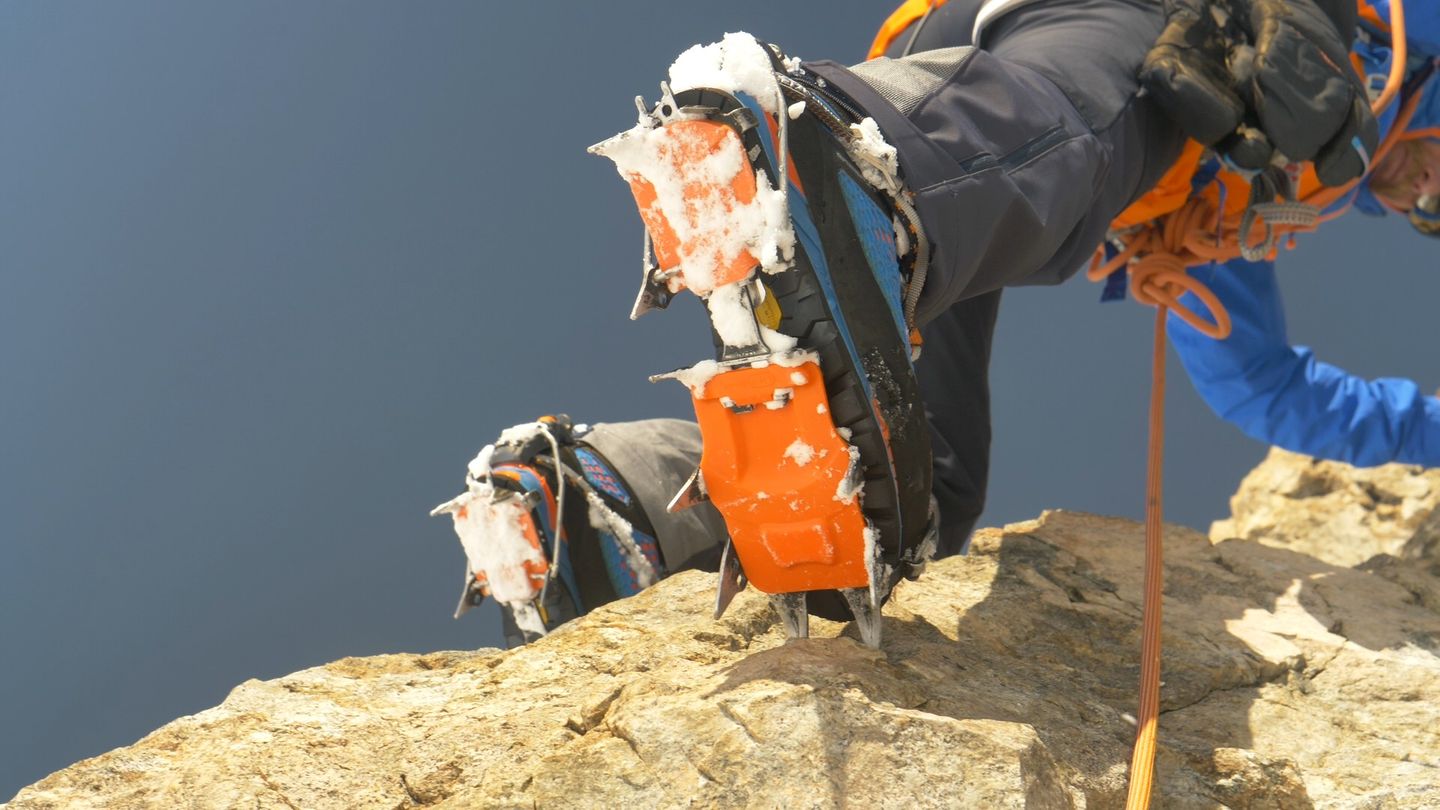 Meine ersten Steigeisen. Die Dinger sind der Wahnsinn. Richtig angelegt, kann man mit ihnen senkrechte Felswände hochgehen. Die Zacken rammt man in die vielen kleinen Spalten und Risse im Fels. Schon bald hatte ich absolutes Vertrauen in meine Kletterhilfen.