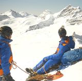 Beim Aufstieg hatte ich nur Augen für den Fels und meinen nächsten Schritt, erst während unserer Rast hatte ich die Ruhe für einen Blick auf die Welt um mich herum. Mit einem Mal verstand ich die Faszination Bergsport. Diese unglaubliche Stille, das Panorama, diese Weite. Als Pilot war ich schon öfters in diesen Höhen, doch das hier ist etwas ganz anderes. Der Berg und ich und sonst nichts. 