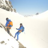 Ich halte Dich! Zum Abseilen mit Steigeisen gehört schon ein gehöriges Maß an Vertrauen. Dieser Punkt, an dem man sich nicht mehr allein aufrichten könnte. Sich einfach nach hinten fallen lassen,  nur gehalten vom Seil und den Steigeisen. 