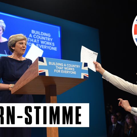 Der britische Komiker Simon Brodkin reicht der britischen Premierministerin Theresa May symbolisch ihre Entlassung