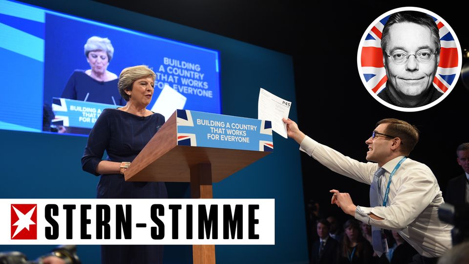 Der britische Komiker Simon Brodkin reicht der britischen Premierministerin Theresa May symbolisch ihre Entlassung