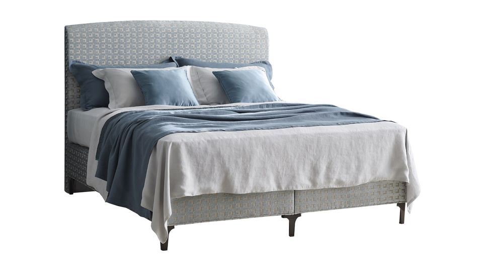 Königlich schlafen, fürstlich bezahlen: Ein Vispring-Bett, hier mit einem Stoff des Designers Guild gepolstert, kostet ca. 24.350 Euro
