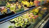 Verführerische Süßspeisen: Beim Verlassen der Foodhall lohnt sich ein Nachtisch im Wonderful Patisseries mit einer großen Auswahl von bunten Törtchen oder Eiscreme aus grünem Tee.