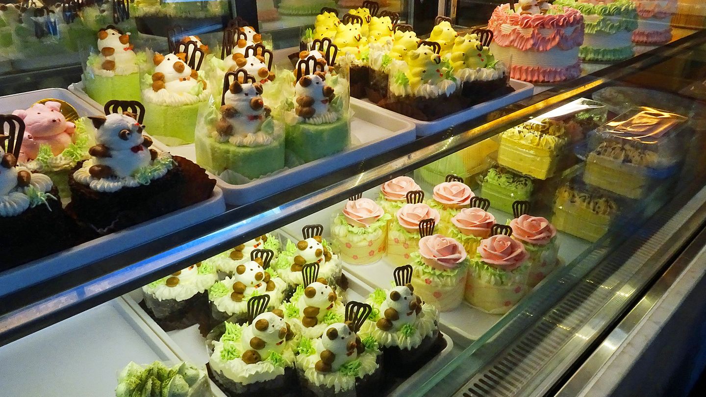 Verführerische Süßspeisen: Beim Verlassen der Foodhall lohnt sich ein Nachtisch im Wonderful Patisseries mit einer großen Auswahl von bunten Törtchen oder Eiscreme aus grünem Tee.