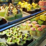 Verführerische Süßspeisen: Beim Verlassen der Foodhall lohnt sich ein Nachtisch im Wonderful Patisseries mit einer großen Auswahl von bunten Törtchen oder Eiscreme aus grünem Tee.