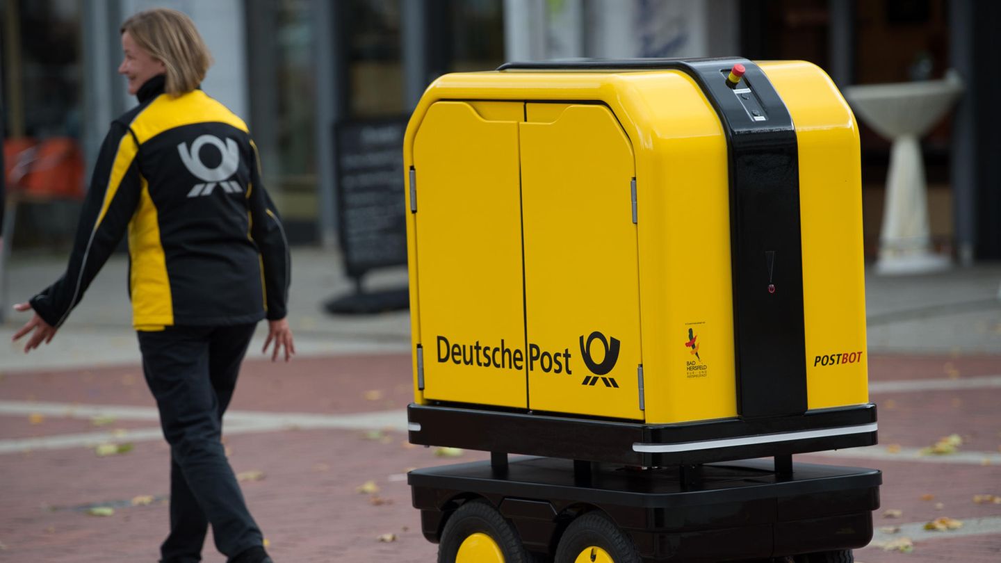 Der Begleitroboter folgt einer Zustellerin der Deutschen Post