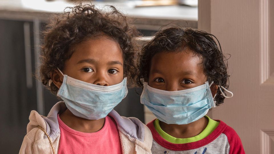 Auf Madagaskar stecken sich immer mehr Menschen mit der Lungenpest. Ein Mundschutz soll vor der Seuche schützen.