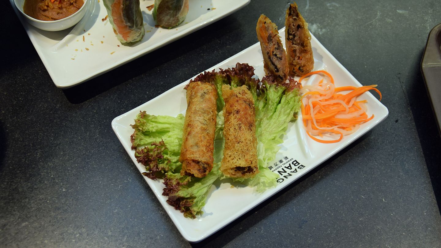 Die vietnamesischen Frühlingsrollen Cha Nem sind mit einer Mischung aus Schweinefleisch, Pilzen und Shrimps gefüllt. Es gibt aber auch eine vegetarische Variante.
